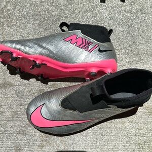 Girls size 4 Nike air zoom slide on soccer cleats